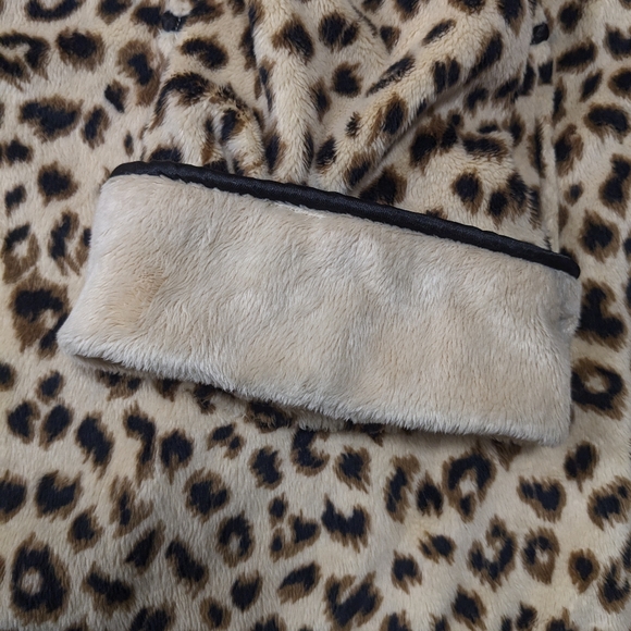 Leopard Print Fleece Robe - Picture 14 of 16